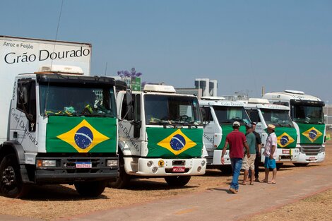 Grupos de camioneros bloquean la Explanada de Ministerios en Brasilia. 