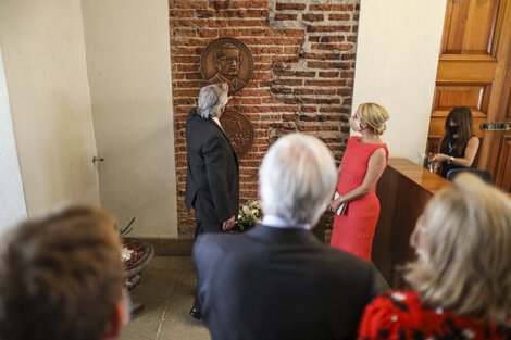 Fernández en La Moneda, junto a una imagen de Allende, en su visita de enero pasado. 