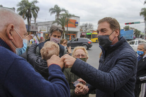 Diego Santilli, primer candidato a diputado de Juntos, durante una recorrida por Tigre.