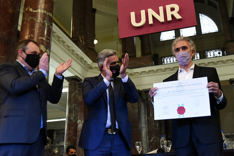 Jairo recibió la distinción del rector Bartolacci.