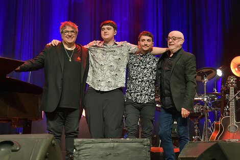 Vitale y Baglietto con sus hijos en el teatro Iris.