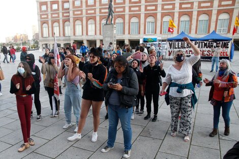 Al conocerse el fallo, integrantes de organizaciones y movimientos de mujeres que se concentraban frente al teatro repudiaron la resolución.