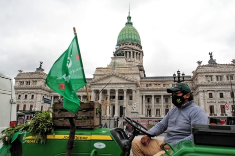 Empezó el acampe de los trabajadores de la tierra con un incidente con Larreta, una movilización y un "feriazo"