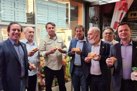 Jair Bolsonaro y su comítica en Nueva York, donde no se le permitió entrar a una pizzería por no tener certificado de vacunación anti covid.