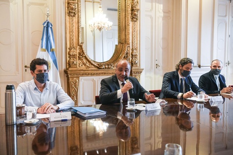 El jefe de Gabinete, Juan Manzur, encabezó esta mañana la primera reunión del Gabinete nacional de ministros, en el Salón Eva Perón, de la Casa de Gobierno.