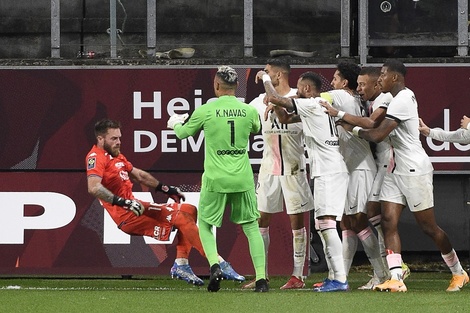 Sin Messi, el PSG ganó sobre la hora un partido muy caliente