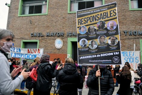 A un año de la intervención de la cooperadora, las familias del Alvarez Thomas se manifestaron frente a la escuela. 