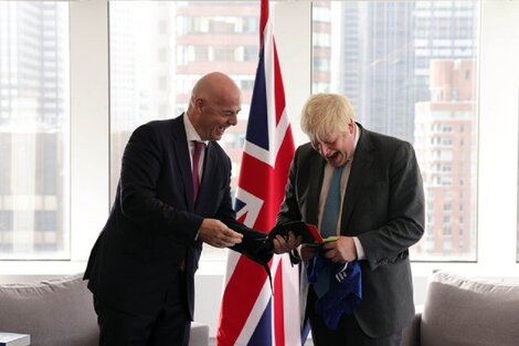 Infantino se reunión con Boris Johnson para destrabar el conflicto de las Eliminatorias