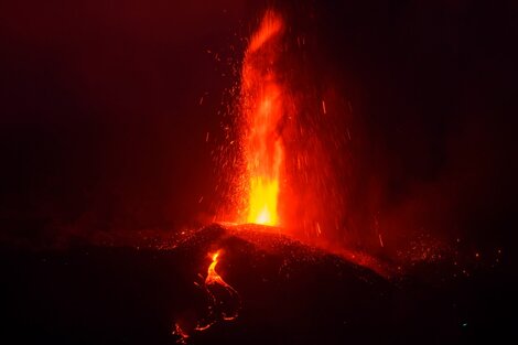 La lava baja más lenta pero se ensanchan las coladas