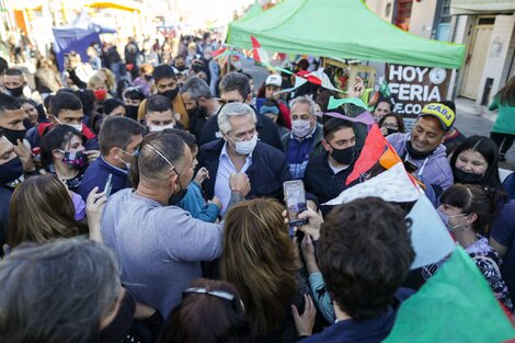 Alberto Fernández durante una recorrida por una feria en Avellaneda.