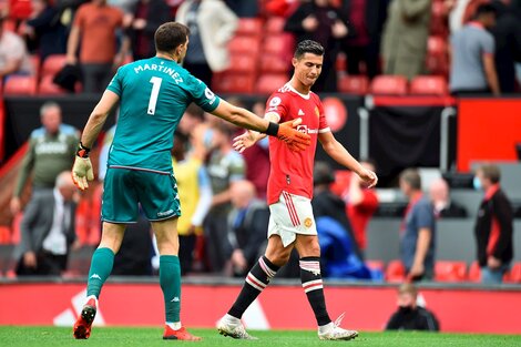 "Dibu" se saluda con Cristiano Ronaldo en Old Trafford. 