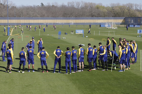 Battaglia charla con los jugadores.