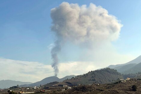 Cumbre Vieja: el volcán en las Islas Canarias bajó su actividad pero la lava podría llegar al mar