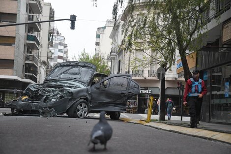 Robaron un auto, dispararon contra un edificio, se tirotearon con la policía y terminaron chocando en San Cristóbal  