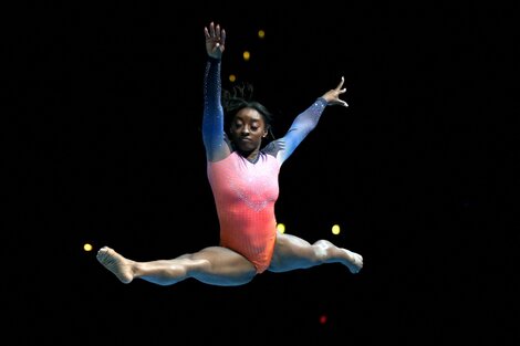 Simone Biles durante la gira de exhibición que está realizando en Los Angeles