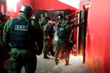 El operativo policial para derribar la puerta blindada del búnker en el Coloso.