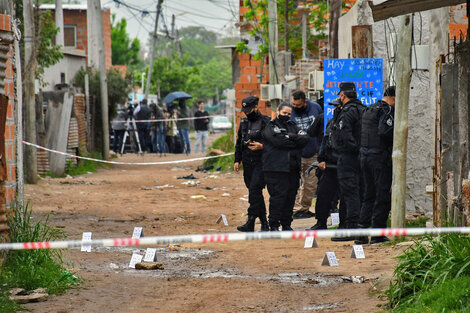 Ataque en Rosario: entraron vestidos de policías y acribillaron a un joven