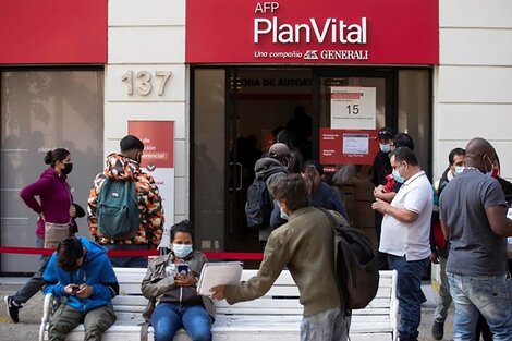 Foto de archivo del 3 de mayo de un grupo de ciudadanos chilenos al hacer fila en la sucursal de una AFP, para realizar el tercer retiro de sus ahorros previsionales, en Santiago de Chile