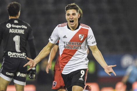 La gran noche de Alvarez pudo más que la magia de Scocco y River goleó a Newell's