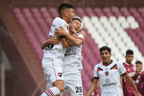 Nicolás Castro, de 20 años, festeja con Ramiro Sordo, de 21. Los jóvenes alegraron a Newell's