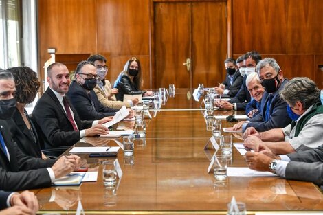 Los ministros en la mesa con los empresarios del sector, en una reunión en Hacienda