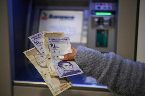 Extracción de cajero de la nueva moneda venezolana.