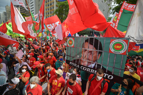 Miles de personas se manifiestan en contra de Bolsonaro en elcentro de San Pablo.