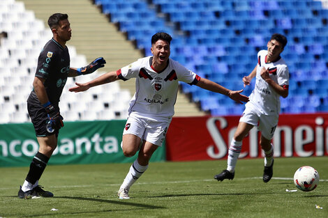 Cristaldo celebra el segundo gol de Ñuls. (Fuente: Télam)