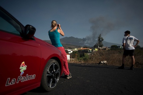 Islas Canarias: indignación con los turistas que sacan fotos de las zonas devastadas por el volcán Cumbre Vieja