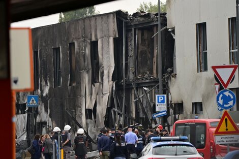 Un avión privado se estrelló contra un edificio en las cercanías de Milán