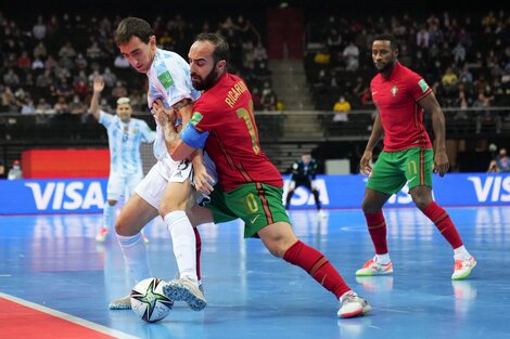 Ricardinho, elegido como Balón de Oro, empuja a Basile contra la línea