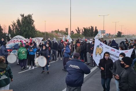 Trabajadores despedidos de Mondelez cortan Panamericana