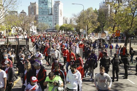 Los hinchas de River ingresando en masa al Monumental