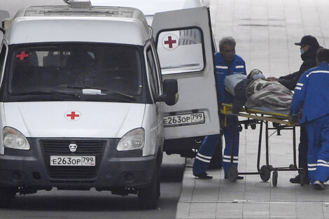 Ingresan a un paciente de covid en el hopital Kommunarka cerc de Moscú. 