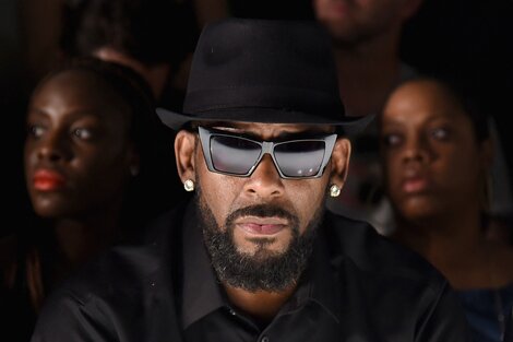 YouTube eliminó los canales oficiales de R. Kelly, condenado por abuso y tráfico sexual de mujeres