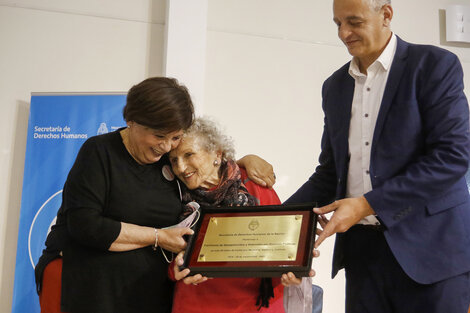 Horacio Pietragalla le entregó una placa conmemorativa a "Lita" Boitano. 