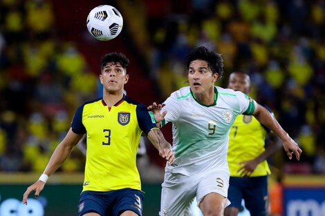 El boliviano Martins, goleador de las Eliminatorias, disputa con Sagredo; goleó Ecuador