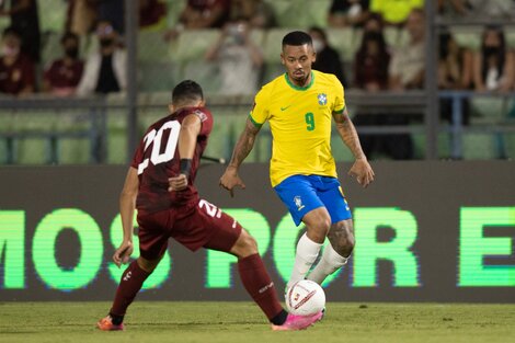 Gabriel Jesús controla la pelota