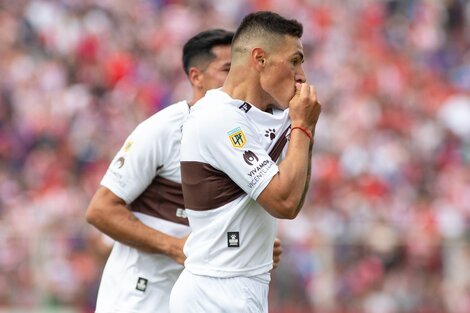 Tissera se besa la camiseta de Platense luego de su gol