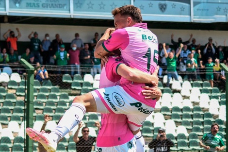 Sarmiento goleó a Aldosivi en el debut de Martín Palermo