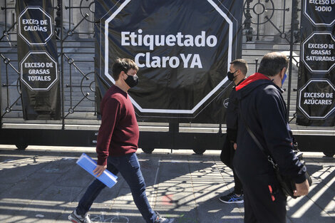 La campaña contra las vacunas y el etiquetado, un ataque a la salud pública 