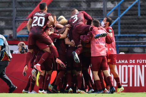 Todos los abrazos para Bello, autor del gol del triunfo venezolano