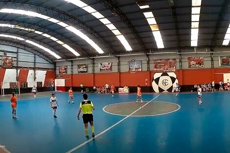 Pura caminata en Banfield-Gimnasia. No había apuro en el duelo de segundos