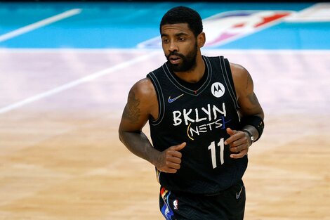 Kyrie Irving, entre la vacuna y la pared