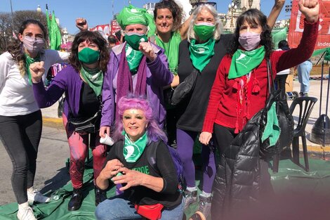 Compañeras de la Campaña Nacional por el Derecho al Aborto y en el centro Nina Brugo, de histórico verde-violeta.