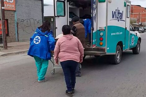 Lo llevaban en ambulancia en Bariloche, se abrieron las puertas y lo perdieron por el camino