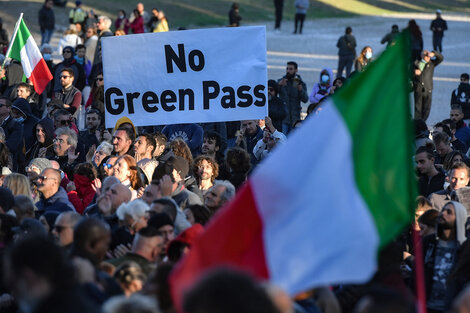 Primer día de Pase Verde obligatorio con protestas en toda Italia 