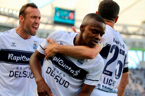 Carbonero, autor del gol de Gimnasia, celebra con sus compañeros