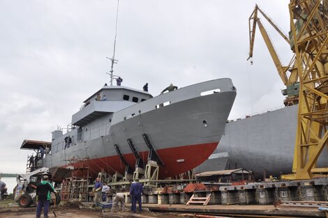 La nave escuela está construida en acero naval con una eslora total de 36 metros.