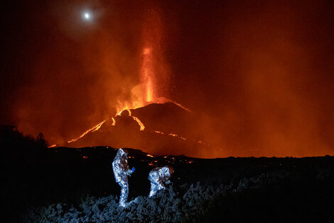 Tras el "tsunami de lava" del volcán, en La Palma están en alerta por la llegada de una colada al mar